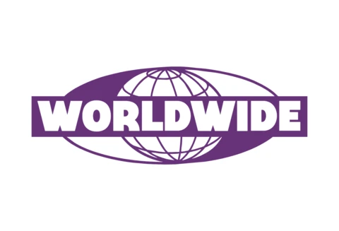 Plantilla de diseño de camiseta con emblema ovalado e identidad global en monocromo urbano mundial.