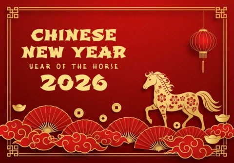 Póster del año nuevo chino 2026, año del caballo, con caballo dorado, linternas y símbolos de prosperidad.