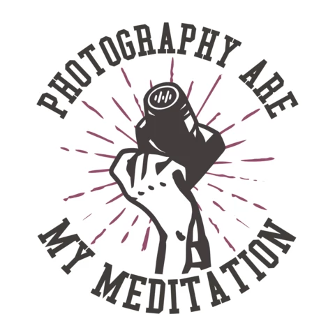 Ręka trzyma aparat fotograficzny szablon projektu koszulki vintage