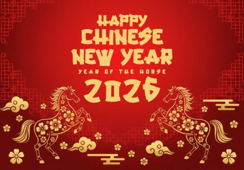 Tarjeta de felicitación del año nuevo chino 2026 con diseño audaz en rojo y dorado, año del caballo, con caballos florales y motivos festivos.