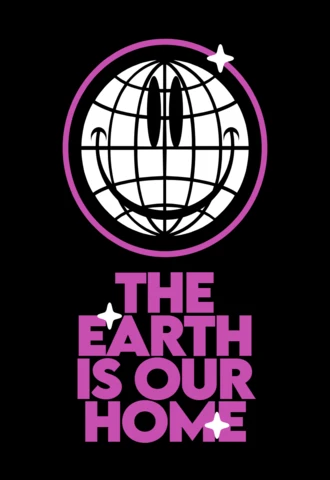 La Terre est notre maison design de t-shirt avec un globe souriant et des accents d'étoiles.