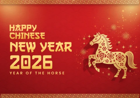 Pôster do Ano Novo Chinês 2026, Ano do Cavalo, com cavalo floral dourado e fogos de artifício.