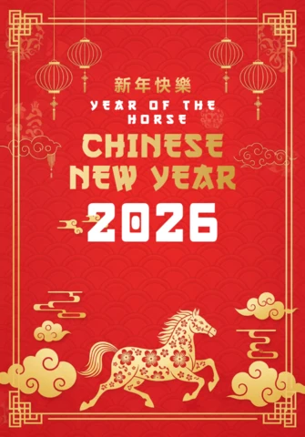 Pôster do ano novo chinês de 2026, cavalo do zodíaco dourado com lanternas vermelhas, nuvens e saudação bilíngue em fundo vermelho festivo.