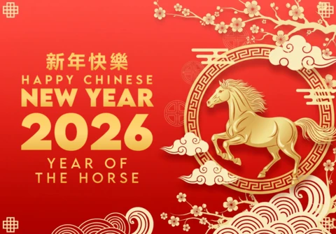 Plakat nowego roku chińskiego 2026 rok konia, czerwone tło z latarniami, chmurami i koniem zodiakalnym w okrągłej ramie.