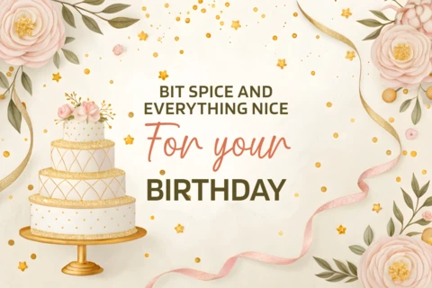 Design de convite de aniversário floral elegante com bolo e detalhes em dourado
